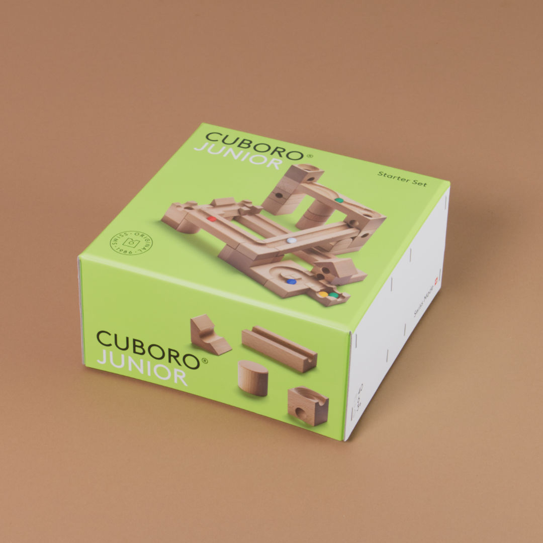 Das Junior Starter Set von Cuboro aus Buche gefertigt im Produktkarton.