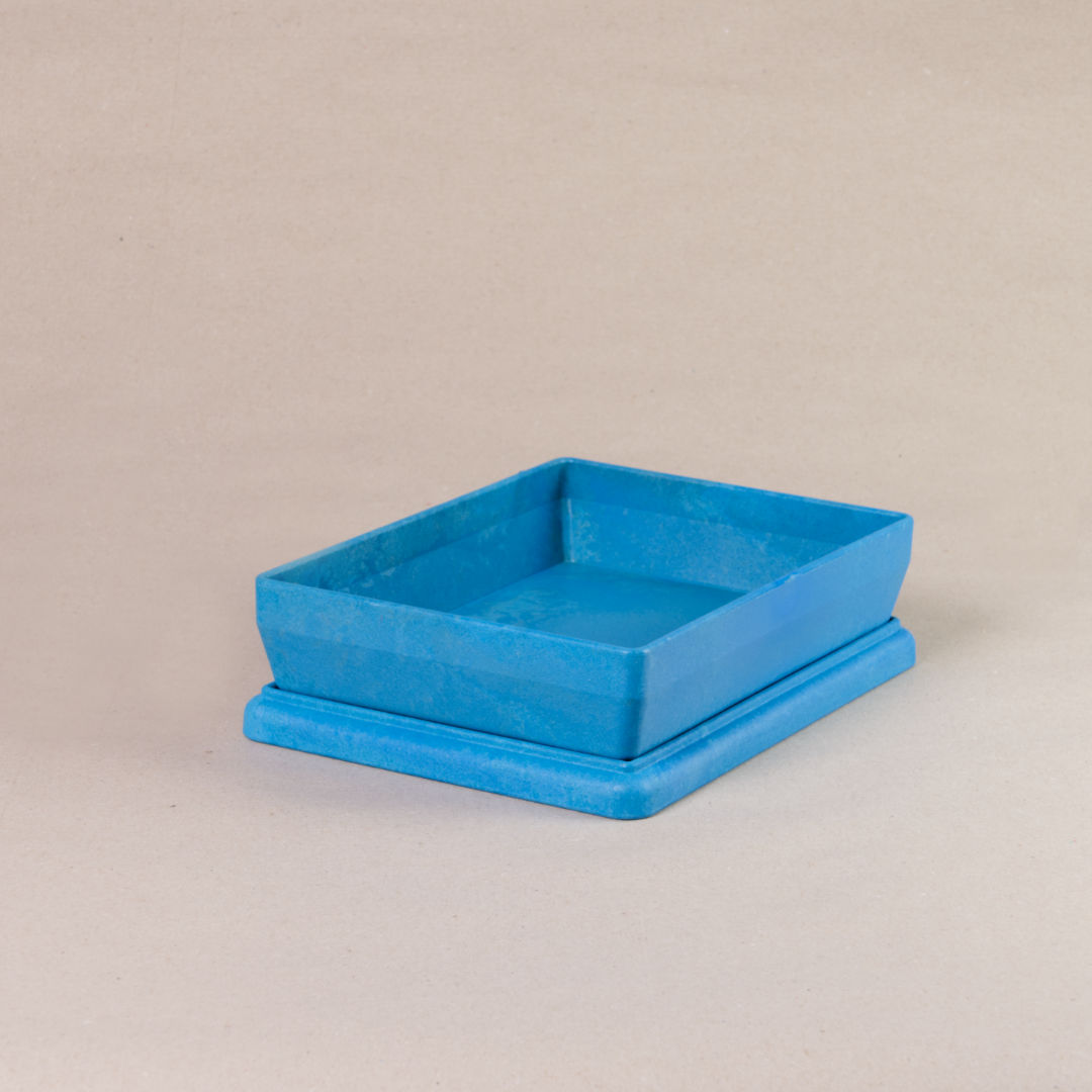Die aus recyclebarem Material bestehende blaue Box von Wissner, mit offenem Deckel daliegend.