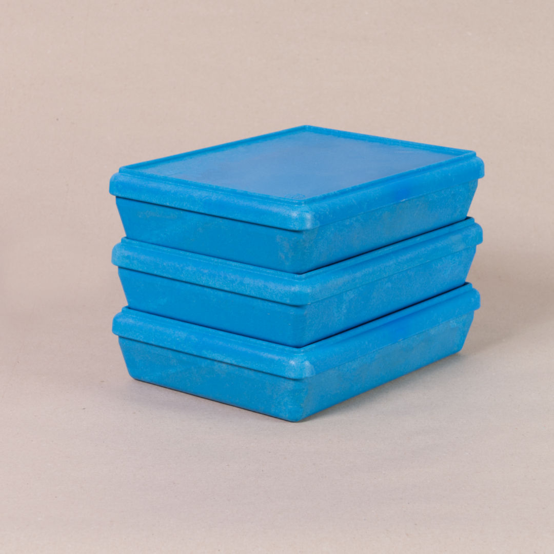 Drei aus recyclebarem Material bestehende blaue Boxen von Wissner, mit geschlossenem Deckel aufeinandergestapelt.