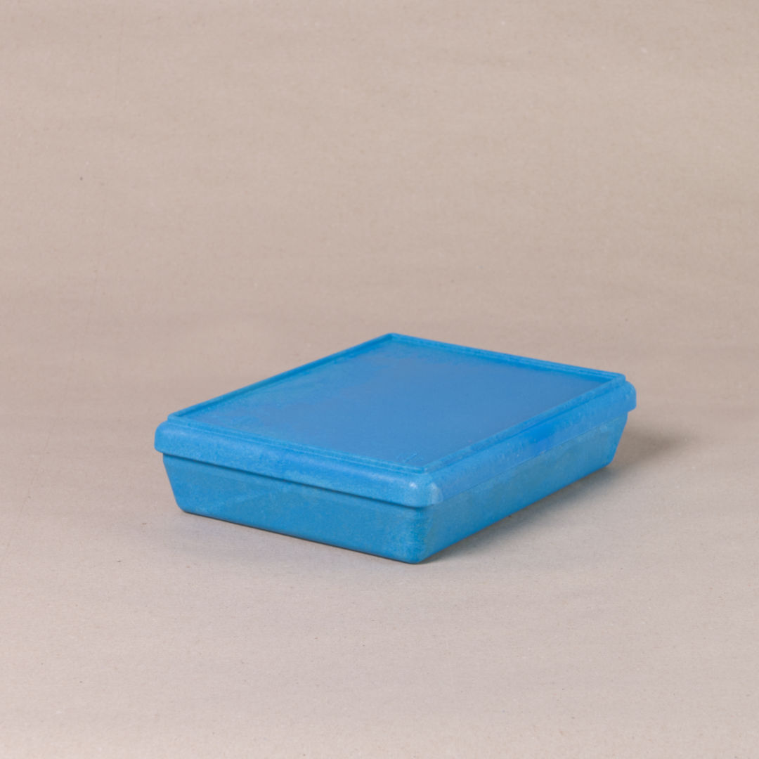 Die aus recyclebarem Material bestehende blaue Box von Wissner, mit geschlossenem Deckel daliegend.