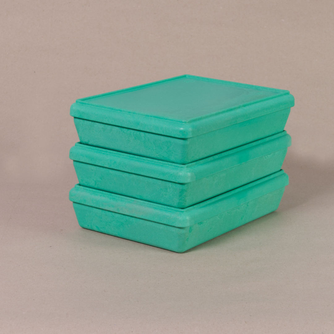 Drei aus recyclebarem Material bestehende grüne Boxen von Wissner, mit geschlossenem Deckel aufeinandergestapelt.