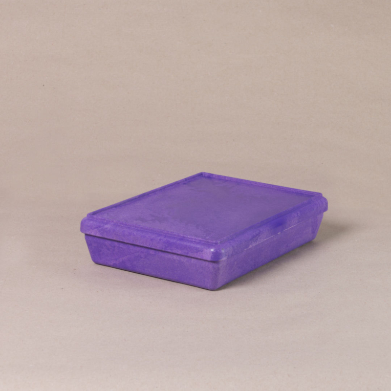 Die aus recyclebarem Material bestehende lila Box von Wissner, mit geschlossenem Deckel daliegend.