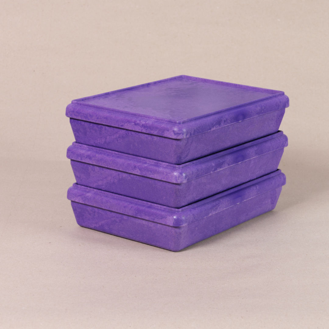 Drei aus recyclebarem Material bestehende lilafarbenen Boxen von Wissner, mit geschlossenem Deckel aufeinandergestapelt.