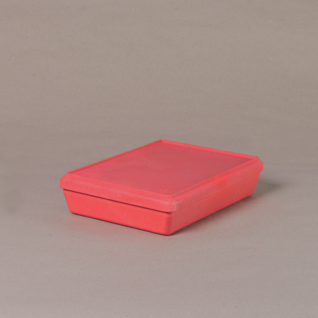 Die aus recyclebarem Material bestehende rote Box von Wissner, mit geschlossenem Deckel daliegend.