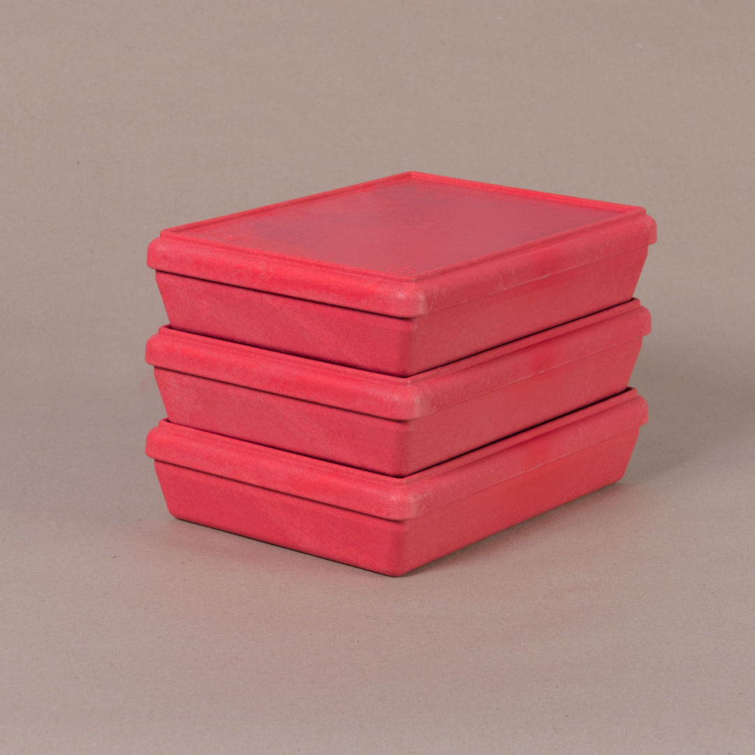 Drei aus recyclebarem Material bestehende roten Boxen von Wissner, mit geschlossenem Deckel aufeinandergestapelt.