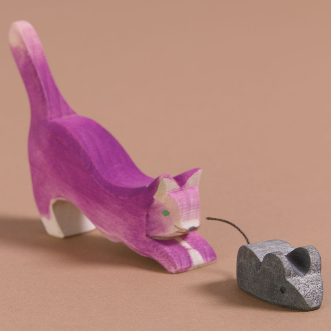 Komposition aus Katze und Maus von Ostheimer aus Naturholz gefertigt. Beide schauen nach vorne rechts.