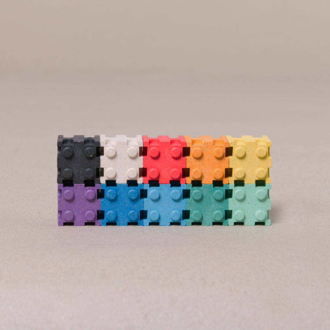 Rechteckiger Aufbau aus dem 100 teiligen Steckwürfel Set von Wissner. ZU sehen sind die Farben schwarz, gelb, rot, weiß, orange, lila, blau, hellblau, grün und türkis.