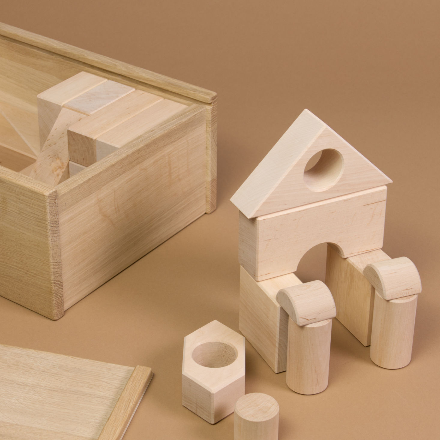 Komposition aus den Bausteinen von Lautenbach mit gefülltem Bausteinkasten aus Eichenholz.