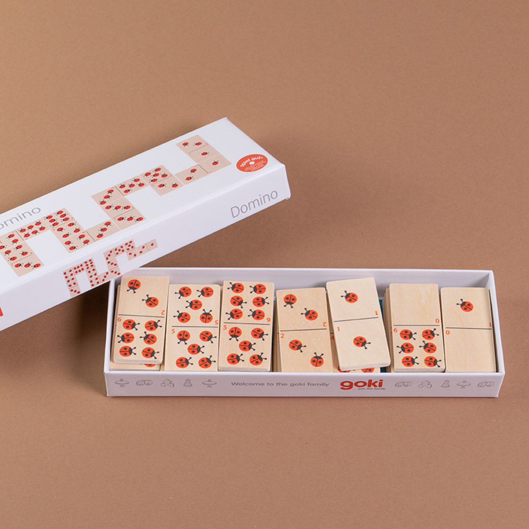 Dominosteine von Goki in geöffnetem Karton. Die Punkte sind als Marienkäfer dargestellt.