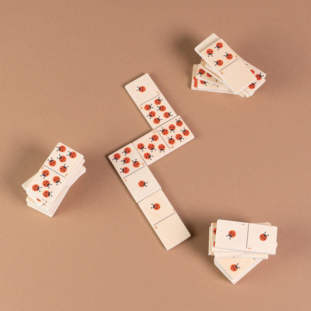 Komposition mit den Dominosteinen von Goki. Die Punkte sind als Marienkäfer dargestellt.