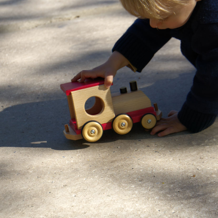Die Eisenbahn von Beck wird von einem Kind bespielt.