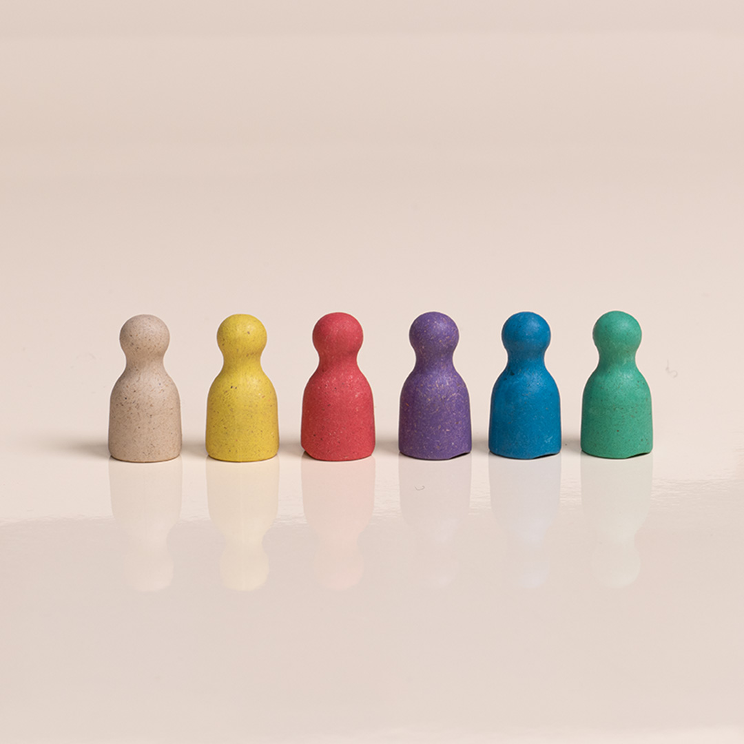 Sechs Spielfiguren in den Farben Natur, gelb, rot, lila, blau und grün aus nachhaltigem Material von Wissner.