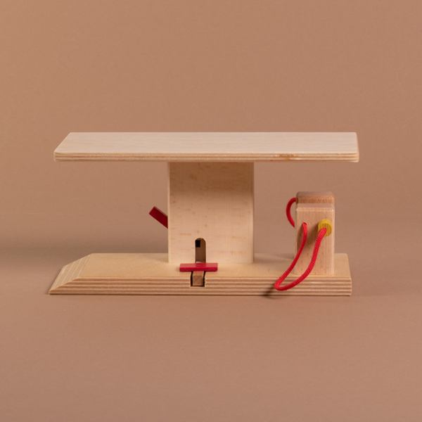 Seitenansicht von der Tankstelle mit beweglicher Hebebühne von Beck