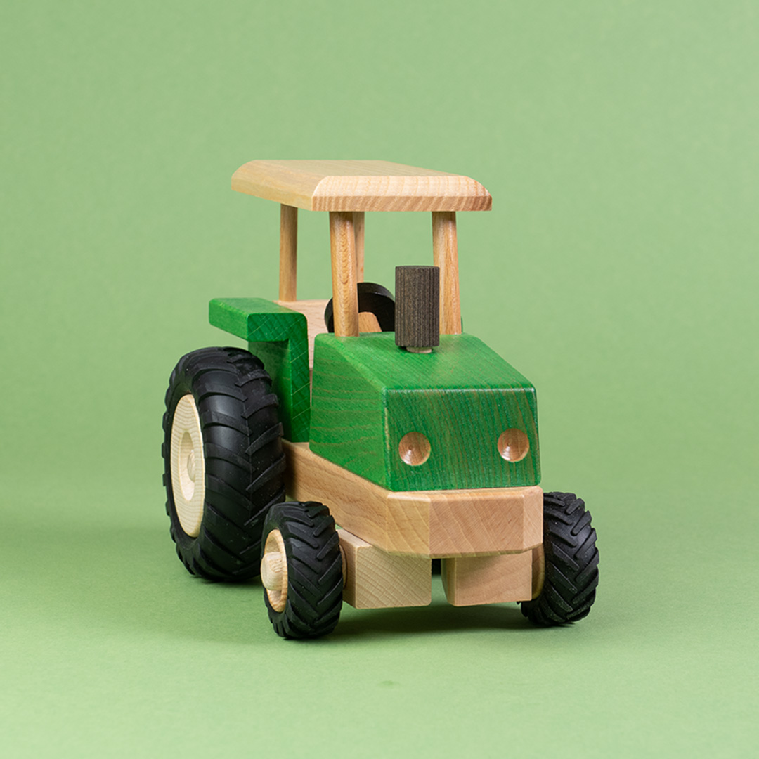 Voderansicht eines grünen, lenkbaren Traktors von Beck.