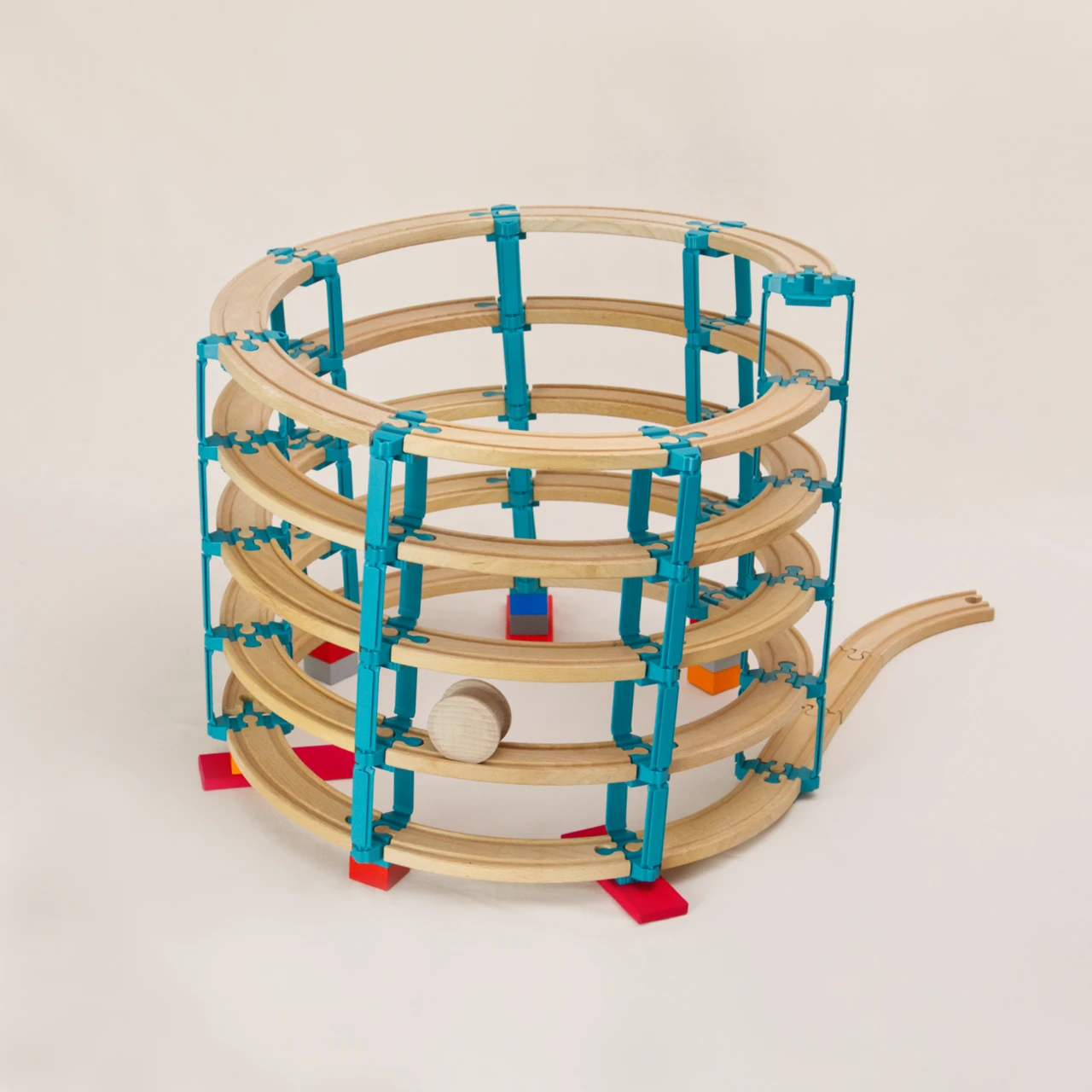 Das Adapter Set Helix 5 von Yamba ermöglicht es mit seinen Verbindungsteilen die Kombination von Klemmbausteinen (DUPLO®, BioBUDDi®, Hubelino® usw.) und Schienen (BRIO®, IKEA®, Eichhorn®, Hape® usw.) in ein Säulensystem auf zu bauen, was über mehrere Ebenen gehen kann. Zu sehen ist das Set Helix 5, das größte Bündel von mit insgesamt 104 Elementen, mit diesen kann man bis zu sechs Stockwerke im Kreis nach oben bauen. Es gibt fünf unterschiedliche Bauelemente:Verbindungsstück Link, Verbindungsstück LinkUp, Verbindungsstück Cross, Säule Lift, Verbindungsknochen Bar. Zusätzlich enthält jedes Set eine Holzwalze genannt Rolli der auf den hölzernen Bahnschienen selbstständig nach unten rollt ohne zu entgleisen.