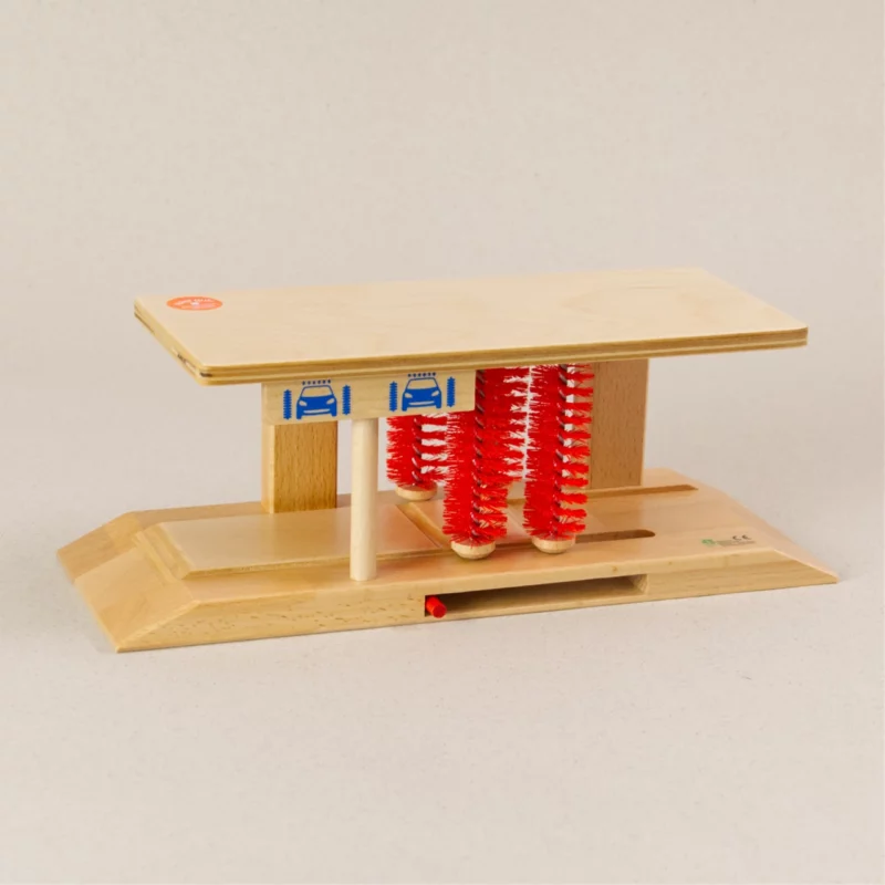 Waschanlage von Beck aus Holz. Die vier Bürsten sind in rot.