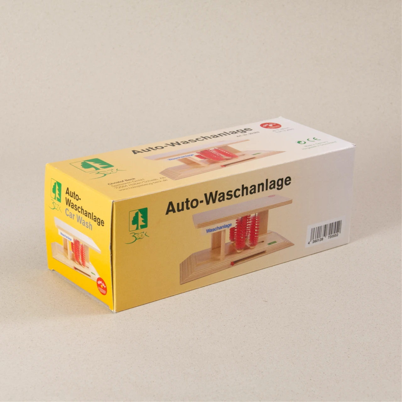 Waschanlage von Beck aus Holz. Die vier Bürsten sind in rot. Die Verpackung ist zu sehen.