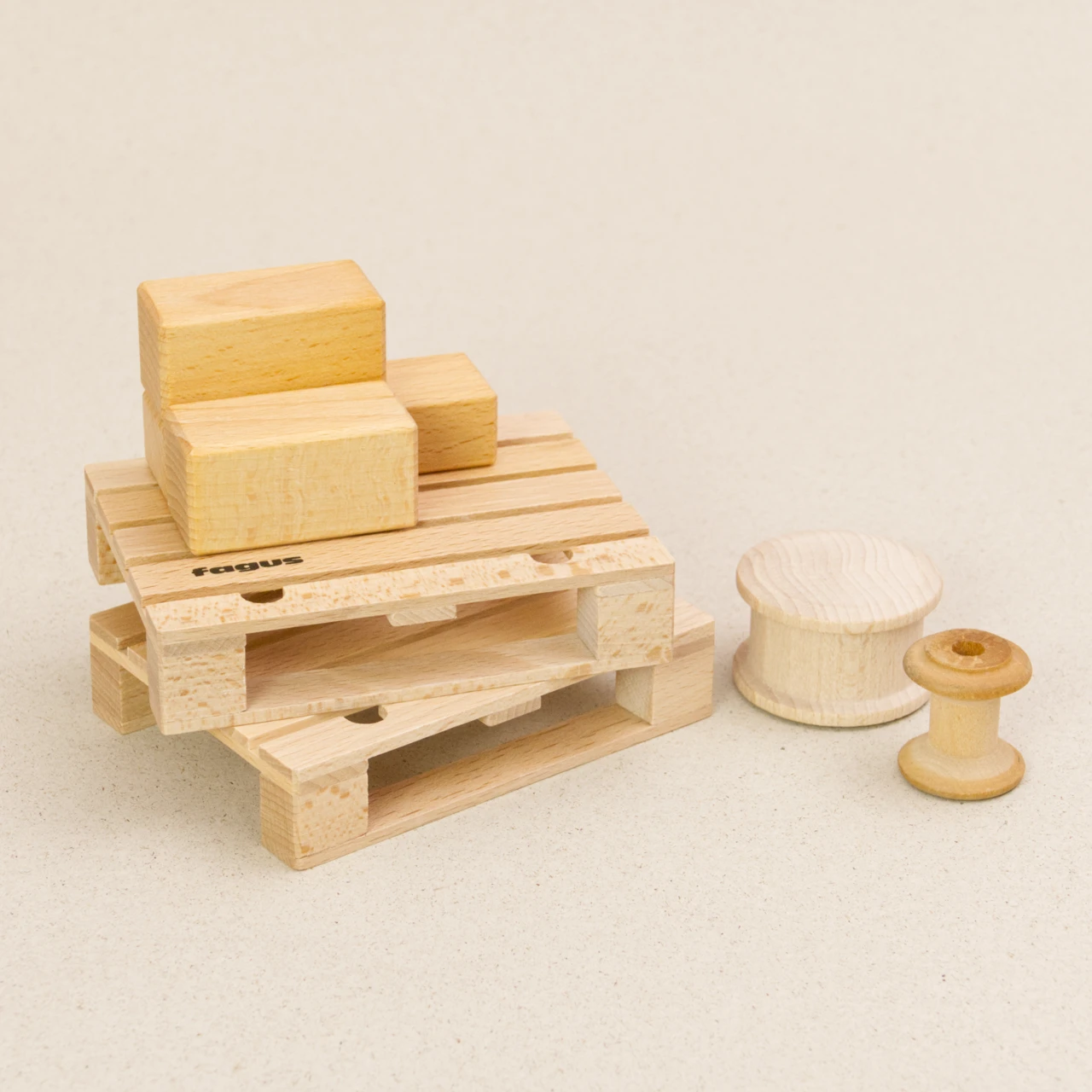 Europalette von fagus aus naturlackiertem Buchenholz. Zwei Paletten stehen schräg aufeinander und werden mit Rollen und Blöcken beladen.