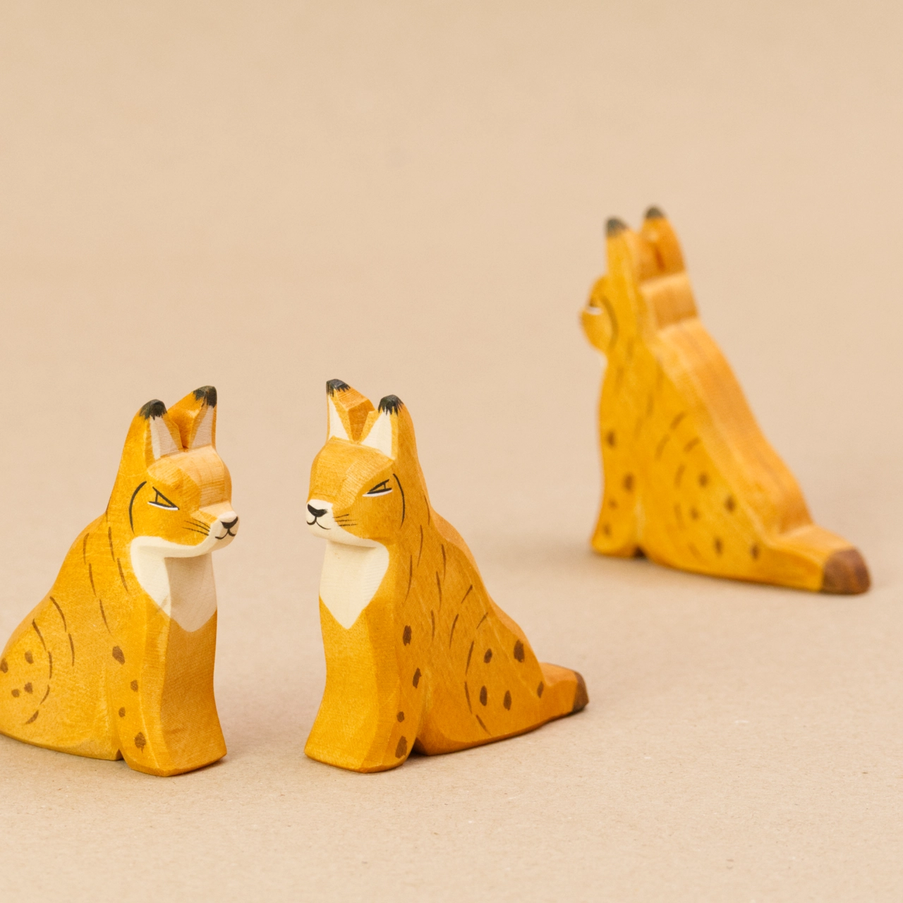 Ostheimer Luchs sitzend – Bild 2