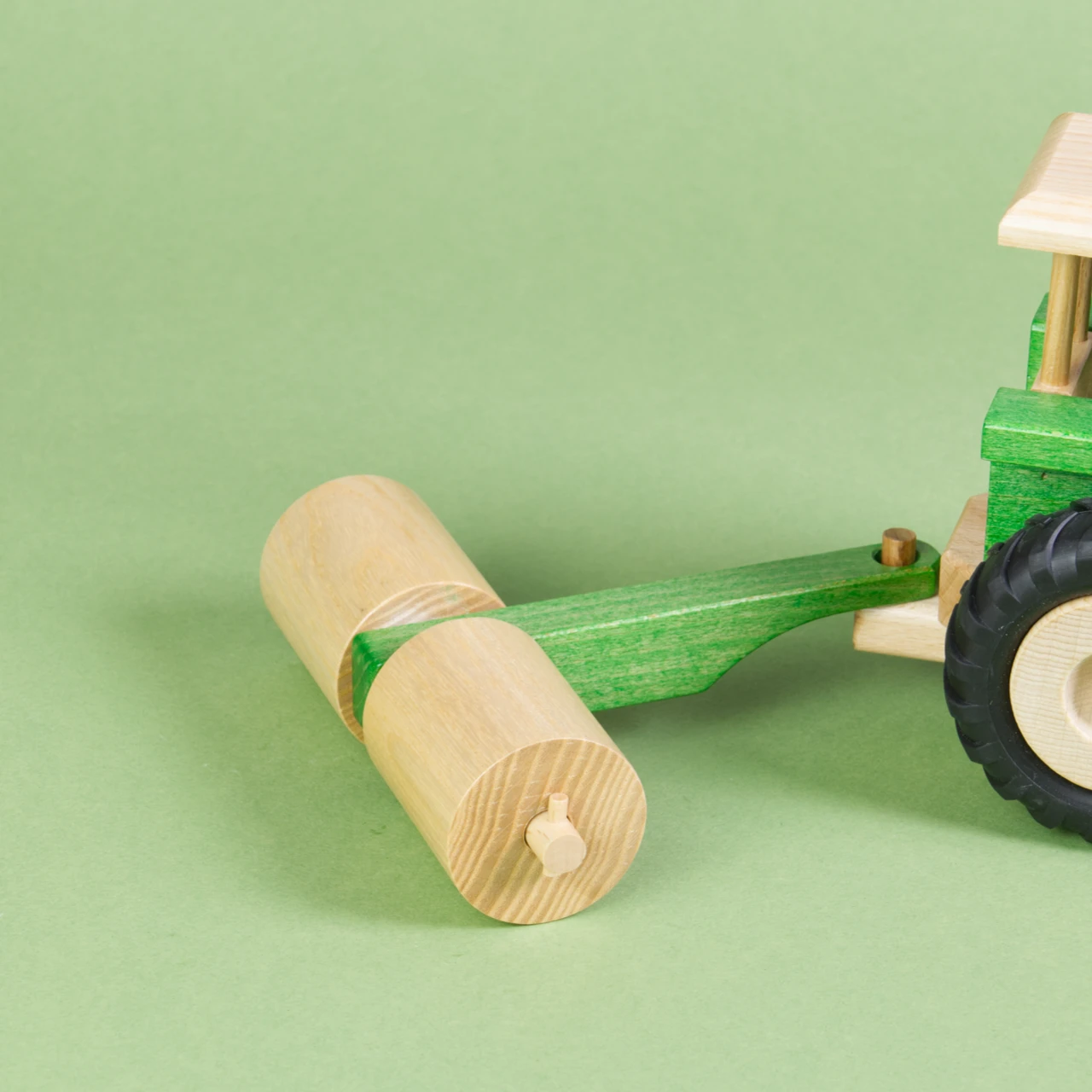 An den grünen Traktor von Beck, angehängte Ackerwalze.