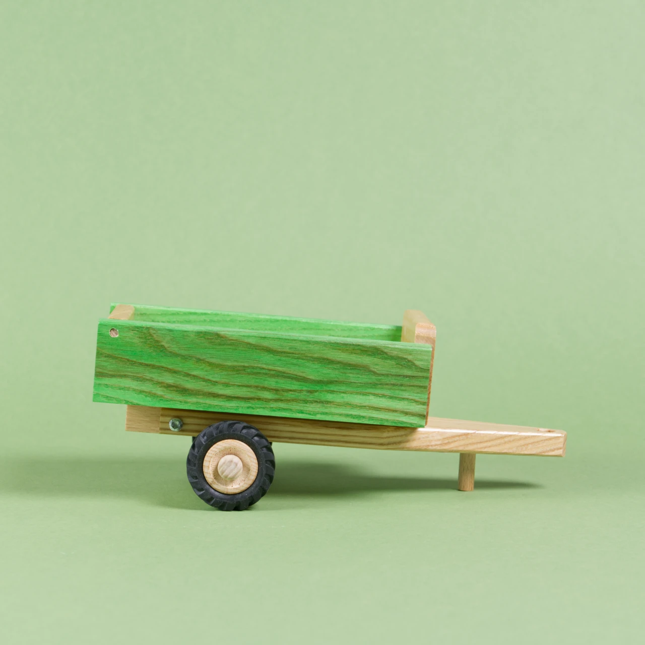 Seitenansicht des Anhängers mit hinaufklappbaren Tür von Beck.