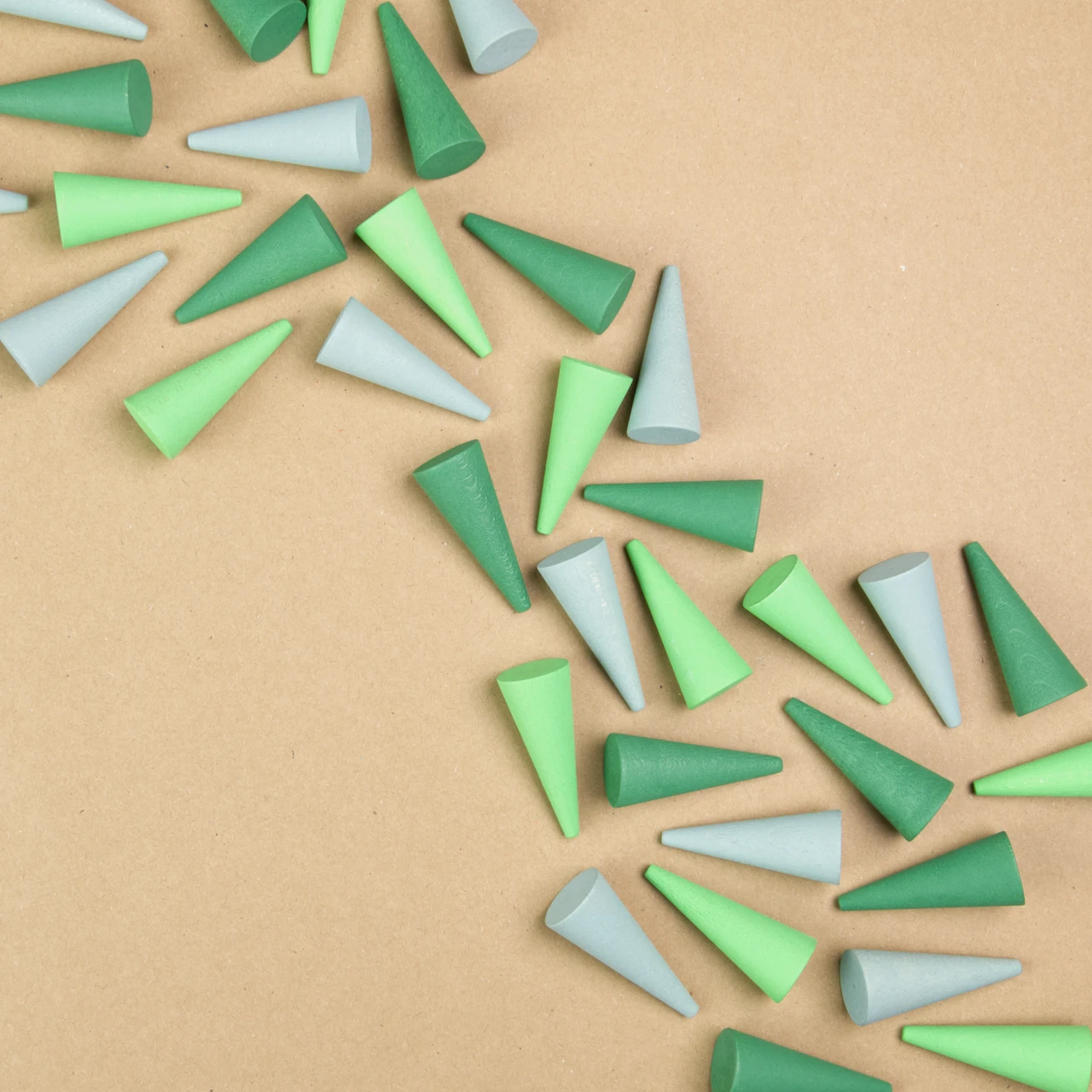 Es sind hellgrüne, hellblaue und auch dunkelgrüne durcheinander angeordnete pylonenförmige Holzfiguren von Grapat im Anschnitt zu sehen. Die Figuren sind zur rechten, unteren Ecke und zur linken, oberen Ecke des Bildes hin breiter angeordnet als in der Mitte.