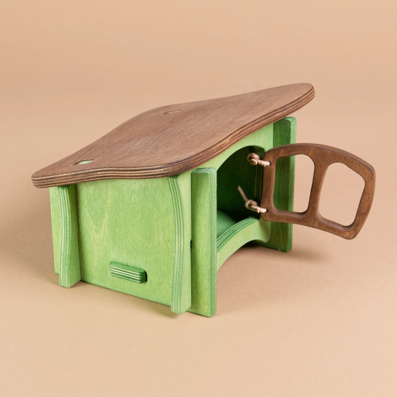 Seitenansicht eines hellgrünen Hasenstalls von Ostheimer mit brauner, beweglicher Tür, die mit einer Kordel befestigt ist und einem braunen Dach.