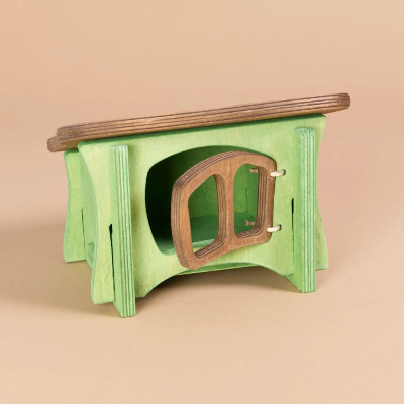 Ein Hellgrüner Hasenstall von Ostheimer mit brauner, beweglicher Tür, die mit einer Kordel befestigt ist und einem braunen Dach.