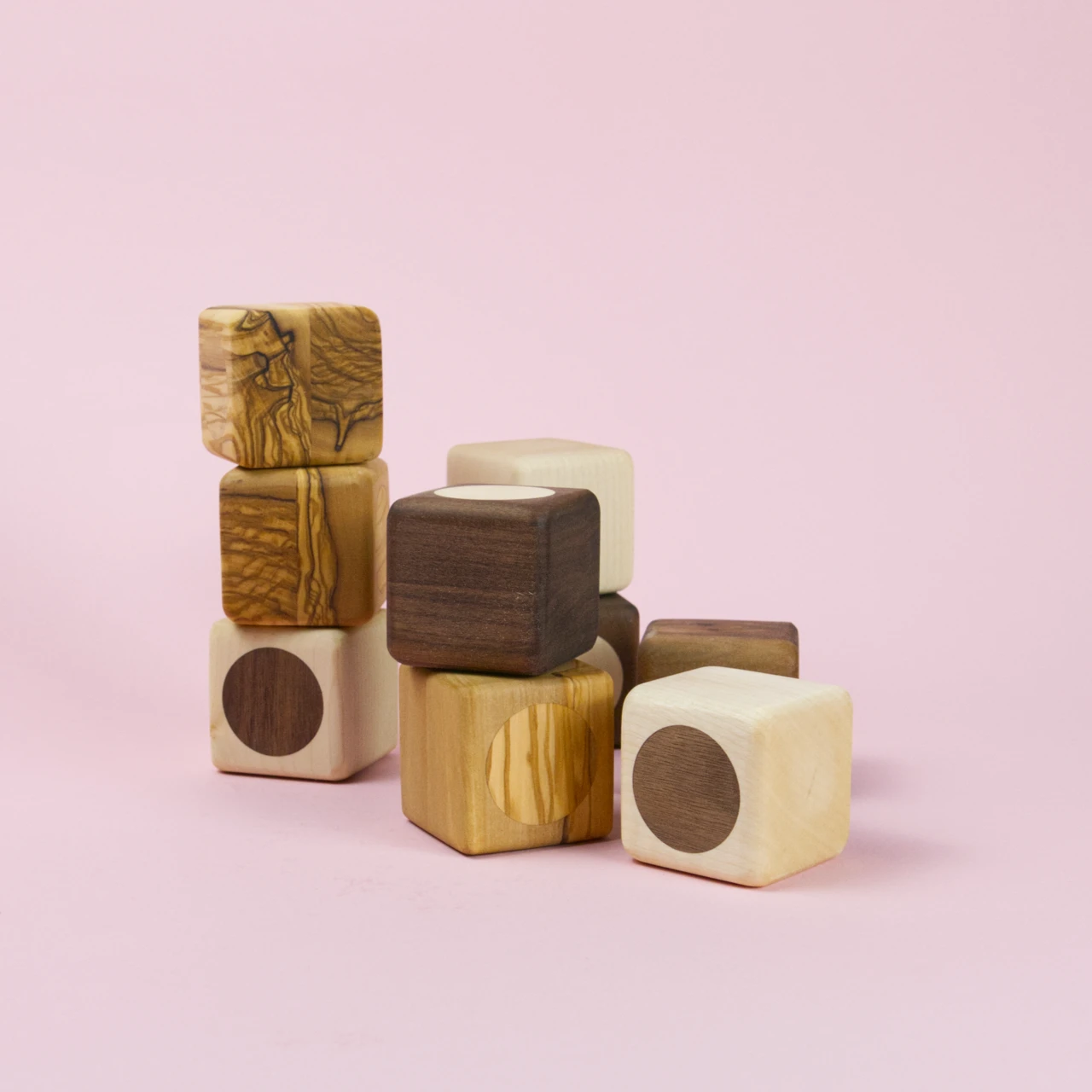 Stapel aus unterschiedlichen Holzklötzchen in Kombination miteinander. Harmonisches Farbspiel.