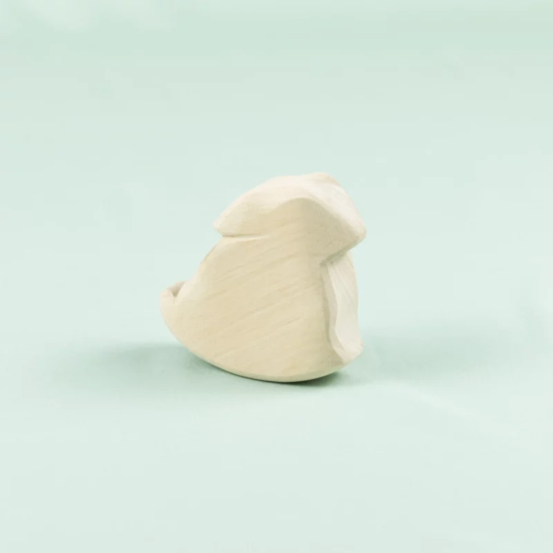 Ein schlichter Holz-Hase in hellem Holz von der Seite