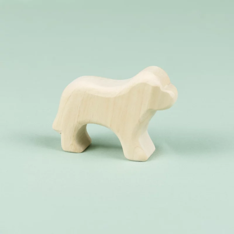Ein schlichter Holz-Hund in hellem Holz von der Seite