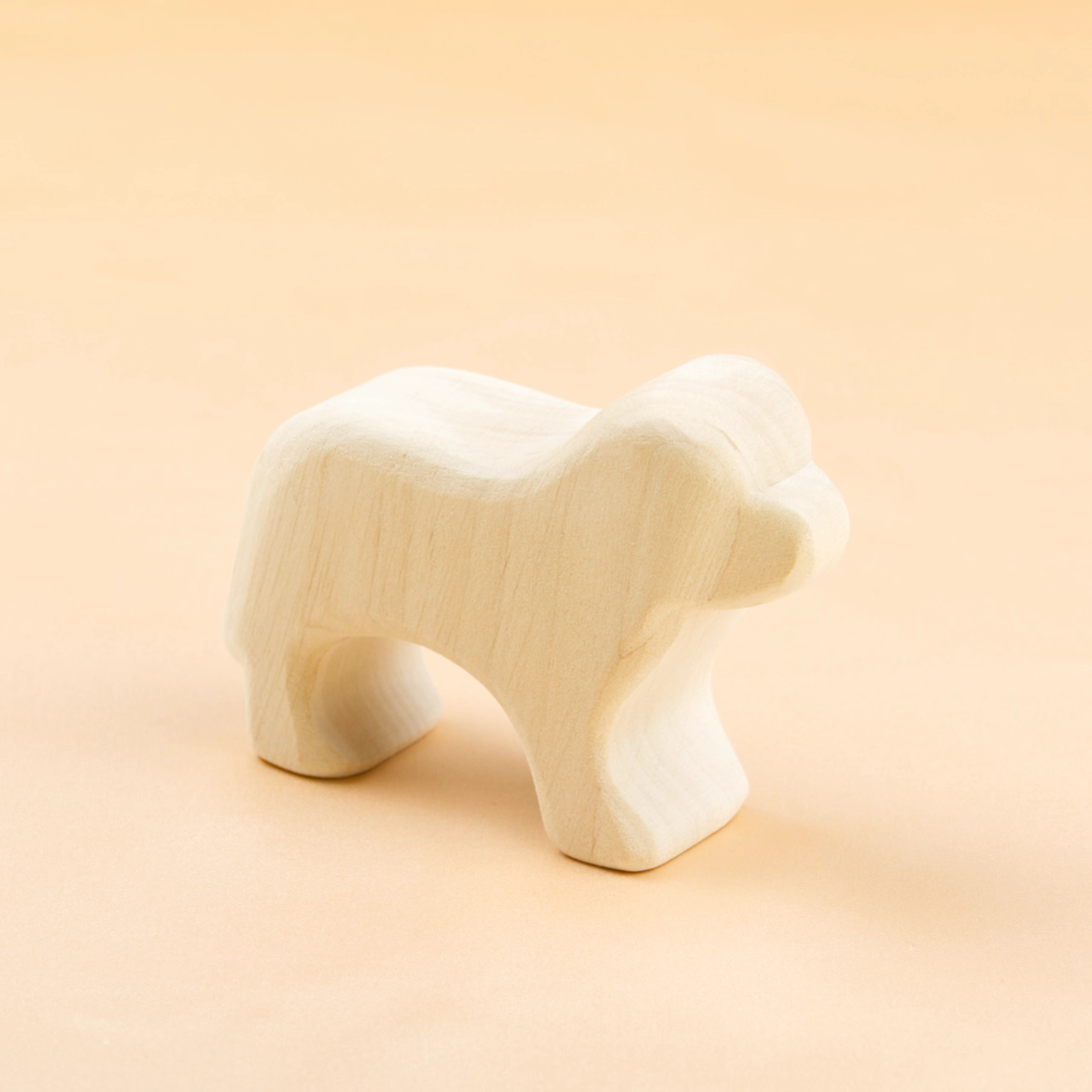 Ein schlichter Holz-Hund in hellem Holz von der Seite