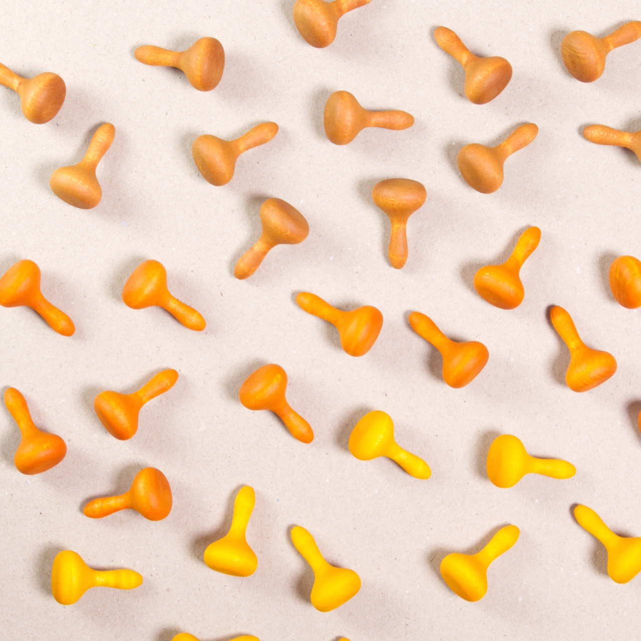 Komposition aus den Figuren aus dem Set Mandala pumpkin von Grapat. Die Holzfiguren sind orange, braun und gelb.