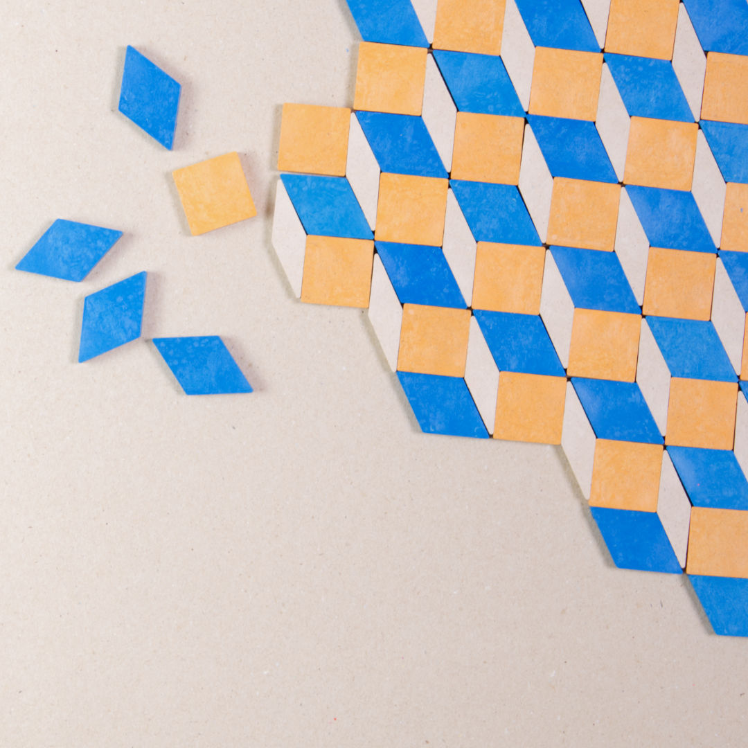 Komposition aus dem 250 teiligen Wissner Pattern Blocks Sets in den Farben blau, Natur und orange.