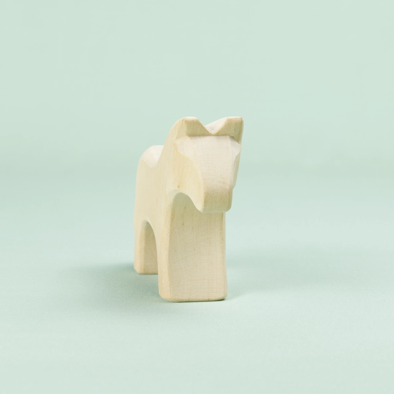 Schlichtes Holz-Pferd in hellem Holz von vorne