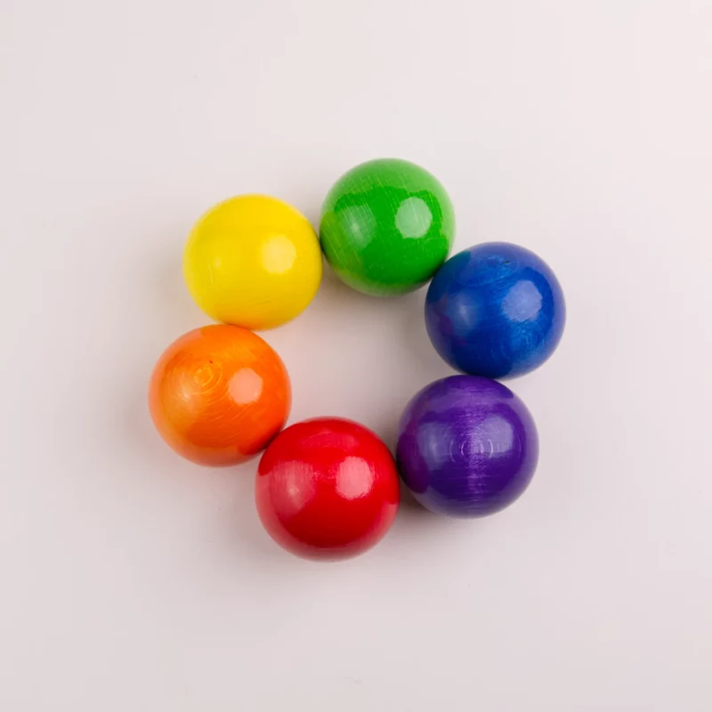 Große Holzkugeln, sechs Regenbogenkugeln von SINA