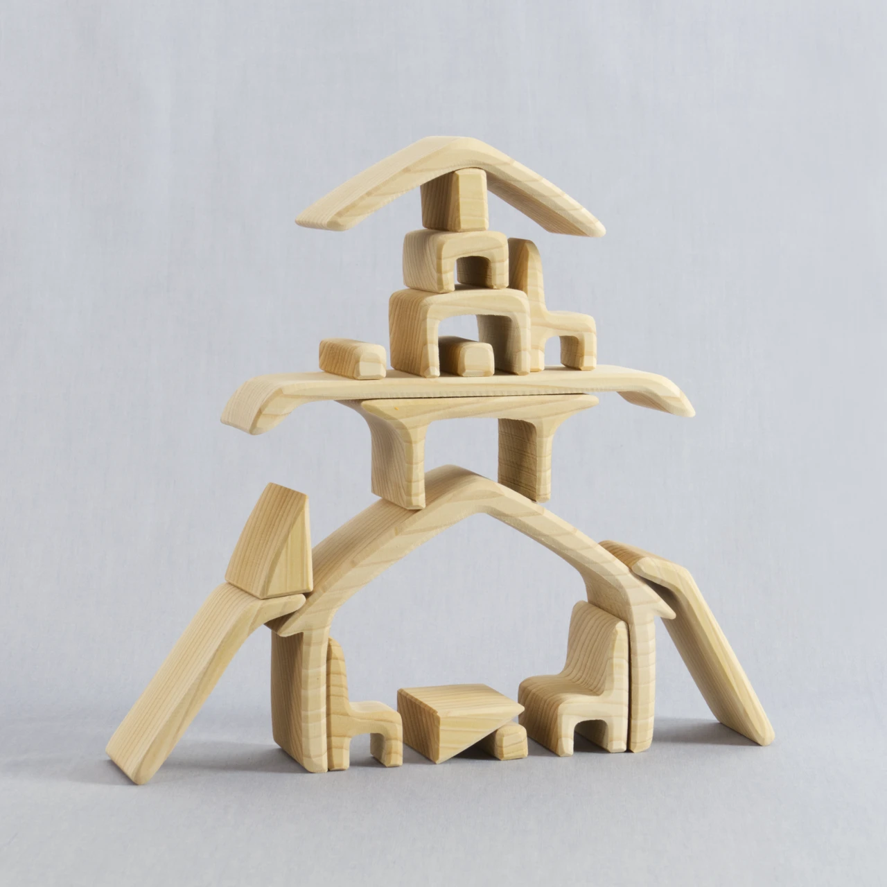 Fantasievolle Kombination der Holzelemente