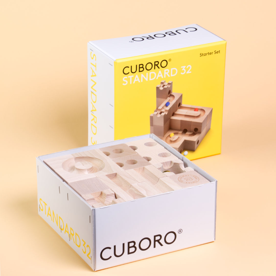 Standart 32 Set von Cuboro mit geöffneter Verpackung darin liegend.
