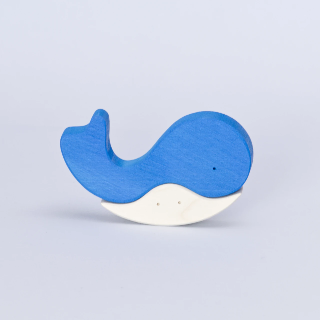 Das zweiteilige Wal Puzzle aus Holz von Goki Evolution mit dem Namen. Als der Wal einen Freund fand. Das Puzzle ist zusammengesetzt und ergibt einen kleinen Wal, der die Schwanzflosse nach oben steckt. Der obere größere Teil ist der azurblaue Wal mit einem kleinen Loch als Auge. Das zweite Puzzleteil ist ein Bauch in weis und separat betrachtet sieht dieses Stück aus wie ein schwimmender Rochen von vorne, mit zwei Augen.