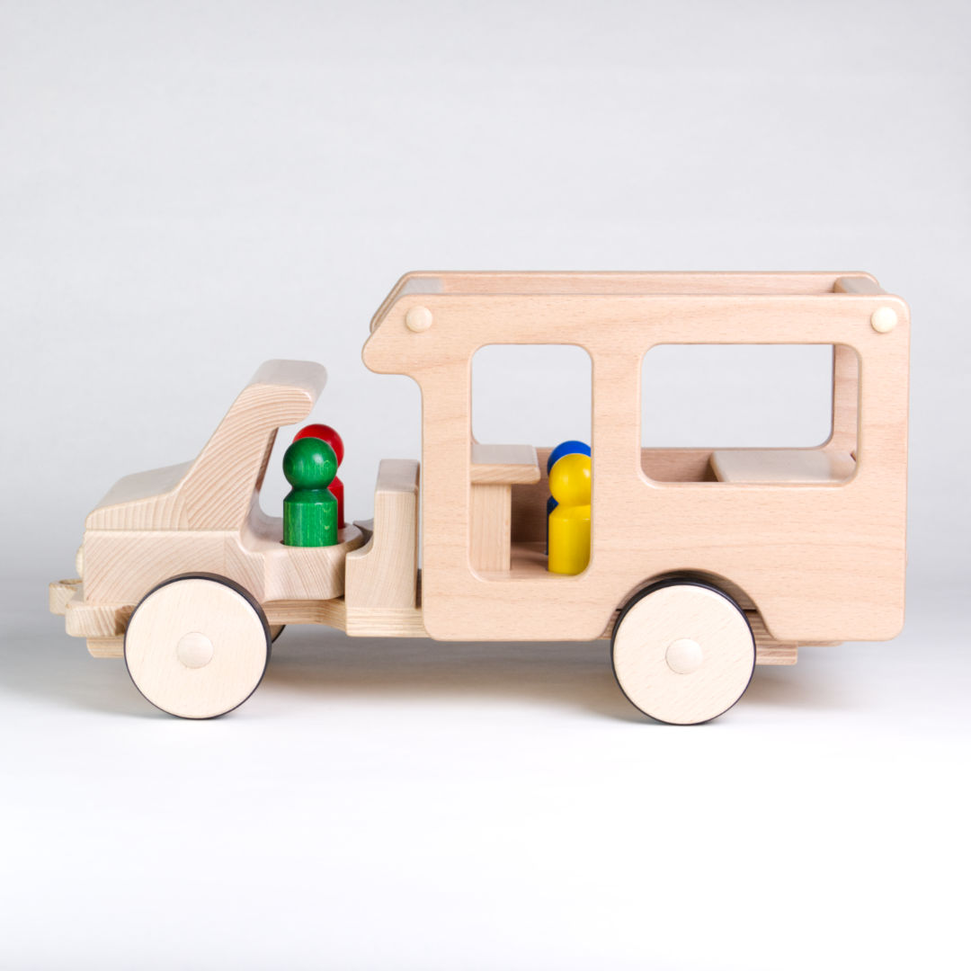 Wohnmobil mit einer gelben und blauen Figur auf dem Omnibus von Nic mit einer grünen und roten Figur.