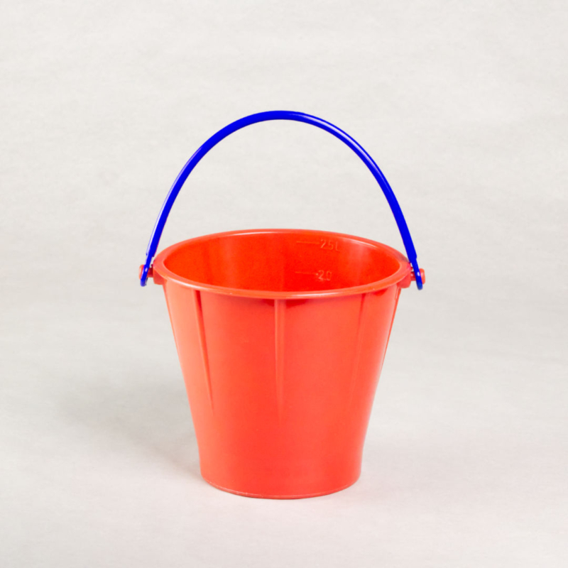 Grosser roter Eimer aus hochwertigem Kunstoff von Spielstabil. Er hat einen blauen, beweglichen Henkel.