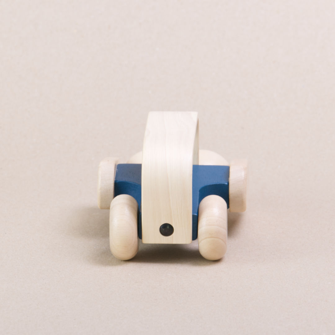 Rückansicht des Massagerollers aus Holz von Plan Toys. Der Zentralkorpus ist blau, der erst in Naturfarben. Die Vorder- und Hinterrollen sind beweglich. Zum besseren handeln besitzt der Massageroller einen Griff.