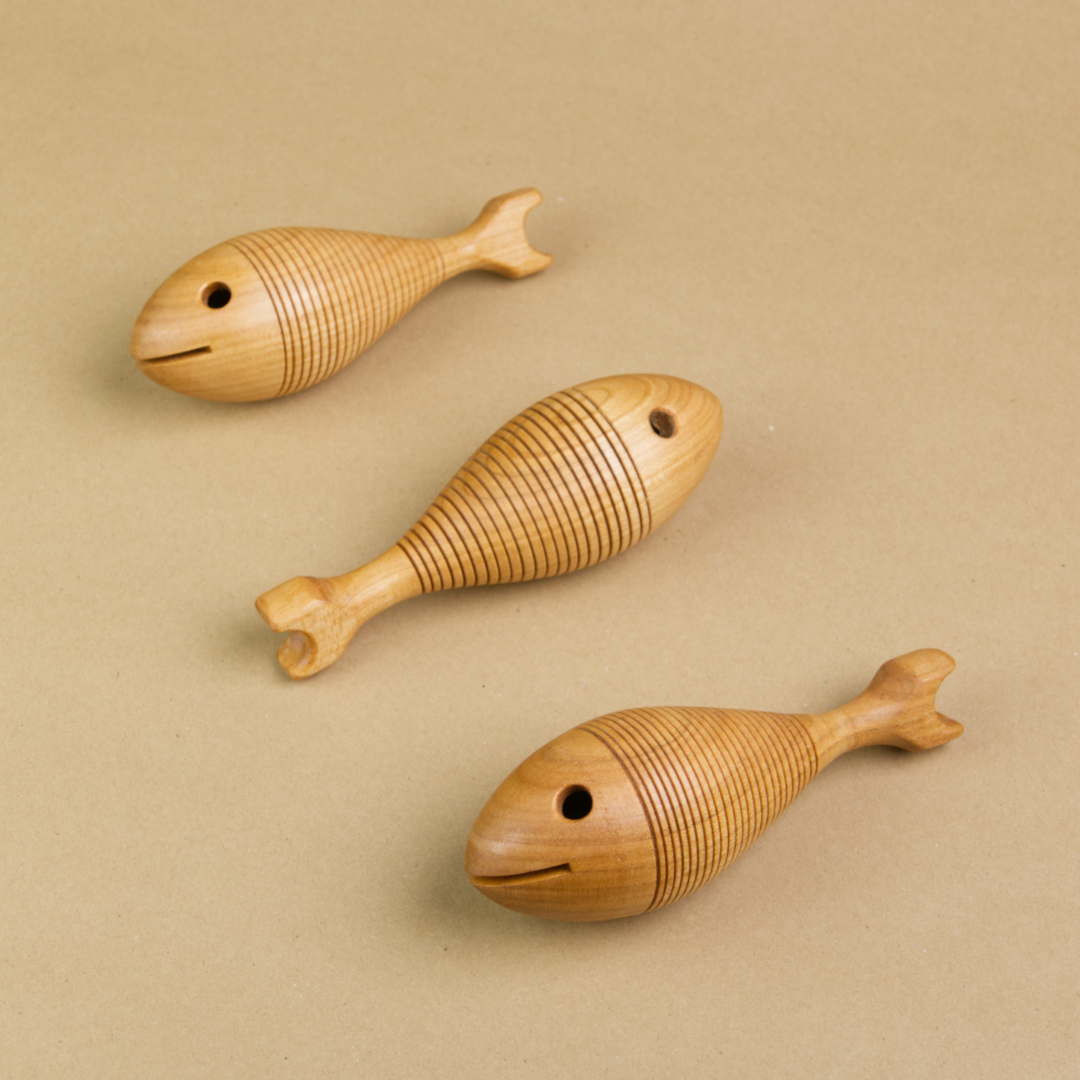 Drei Greiflinge in Form eines Urfisches sind parallel, seitlich liegend zu sehen. Der erst und letzte Fisch schauen mit dem Gesicht nach links vorne und der mittlere Fisch schaut mit dem Gesicht nach hinten rechts.