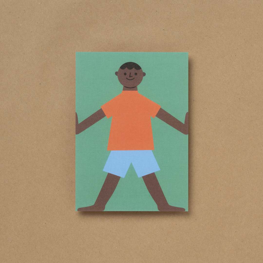 Die von Susann Stefanizen gestaltete Postkarte, mit dem Titel "Happy Kids II" ist in der Draufsicht zu sehen. Es ist ein dunkelhäutiger Junge, mit einem orangefarbenen T-Shirt und einer hellblauen kurzen Hose an, zu sehen. Er hat schwarze Haare und lächelt. Der Hintergrund ist grün eingefärbt.