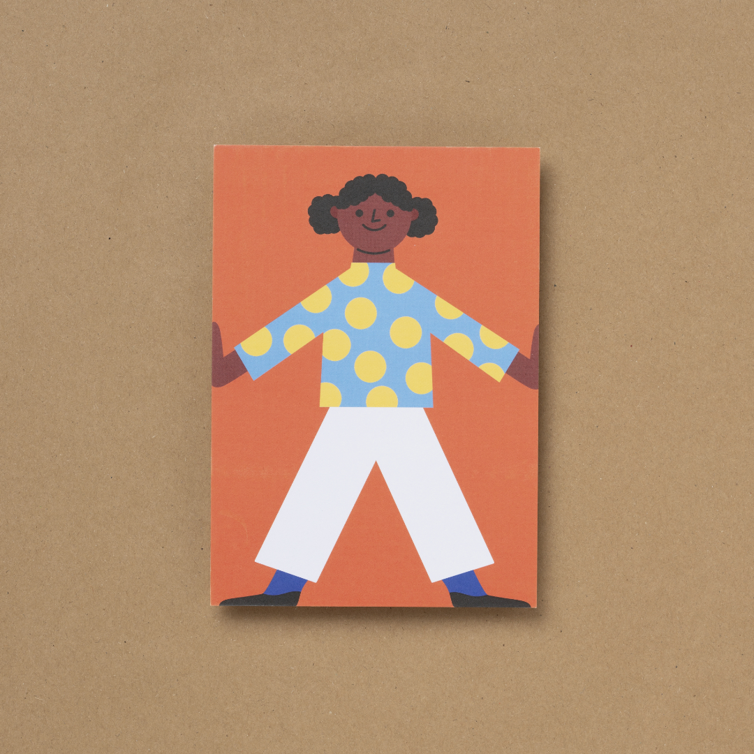 Die von Susann Stefanizen gestaltete Postkarte, mit dem Titel "Happy Kids IV" ist in der Draufsicht zu sehen. Es ist ein dunkelhäutiges Mädchen, mit einem hellblauen Pullover mit gelben Punkten darauf und einer weißen langen Hose an, zu sehen. Sie hat schwarze Schuhe an und trägt darunter dunkelblaue, lange Socken und lächelt. Der Hintergrund ist orange eingefärbt.