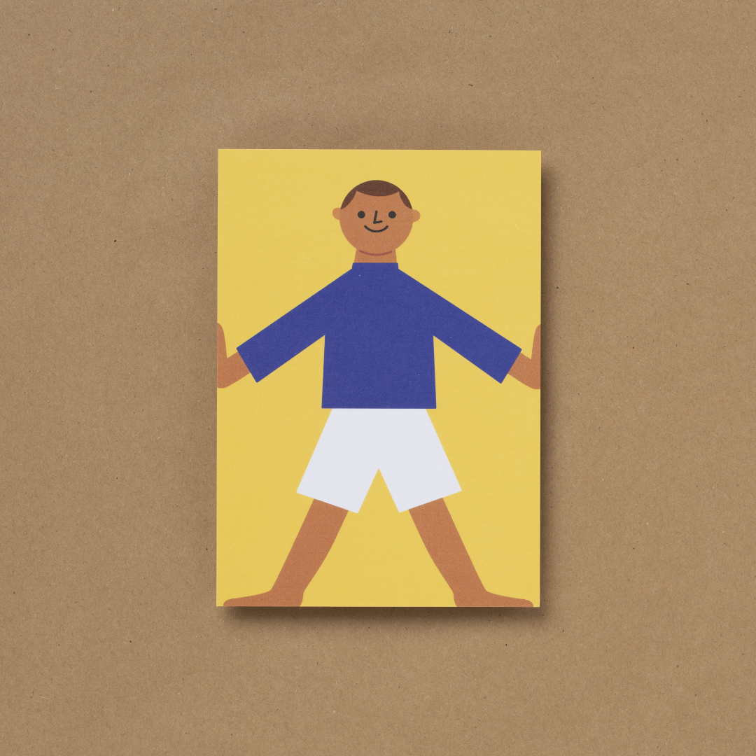 Die von Susann Stefanizen gestaltete Postkarte, mit dem Titel "Happy Kids IX" ist in der Draufsicht zu sehen. Es ist ein Junge mit einem dunkelblauen Pullover und einer weißen, kurzen Hose an, zu sehen. Er hat kurze braune Haare und lächelt. Seine beiden Arme hält er gestreckt an die Außenseiten der Karte. Der Hintergrund ist gelb eingefärbt.
