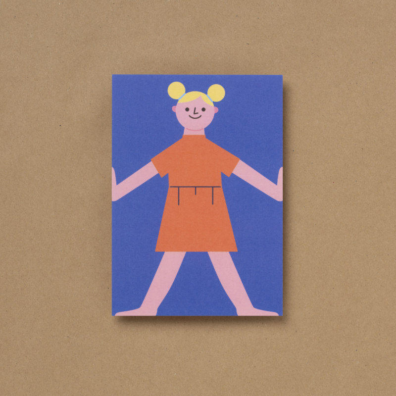 Die von Susann Stefanizen gestaltete Postkarte, mit dem Titel "Happy Kids V" ist in der Draufsicht zu sehen. Es ist ein Mädchen, mit einem organgefarbenen Kleid an, zu sehen. Sie hat blonde Haare und lächelt. Der Hintergrund ist dunkelblau eingefärbt.
