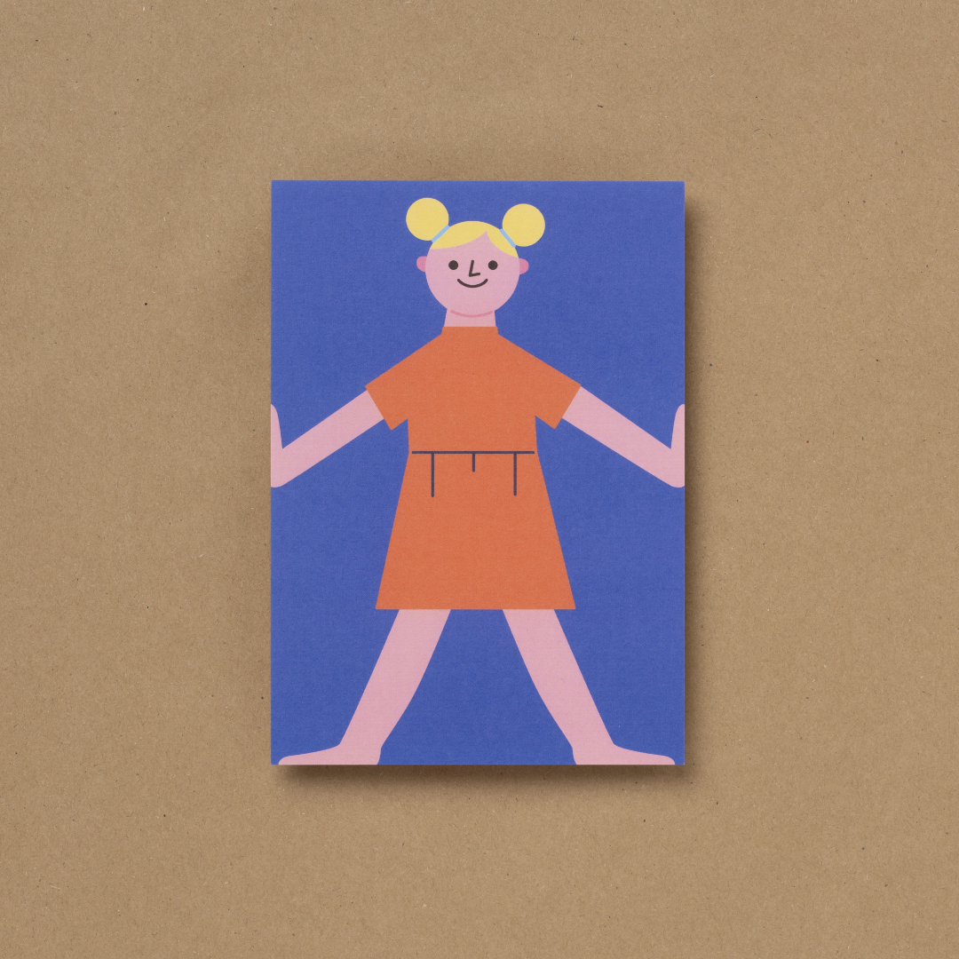 Die von Susann Stefanizen gestaltete Postkarte, mit dem Titel "Happy Kids V" ist in der Draufsicht zu sehen. Es ist ein Mädchen, mit einem organgefarbenen Kleid an, zu sehen. Sie hat blonde Haare und lächelt. Der Hintergrund ist dunkelblau eingefärbt.