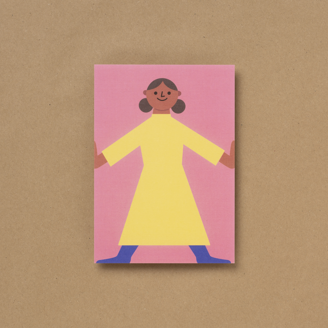 Die von Susann Stefanizen gestaltete Postkarte, mit dem Titel "Happy Kids VII" ist in der Draufsicht zu sehen. Es ist ein dunkelhäutiges Mädchen, mit einem gelben, langen Kleid an, zu sehen. Sie trägt dunkelblaue, lange Socken, hat dunkelbraune Haare und hält beide Arme gestreckt an die Außenseiten der Karte. Der Hintergrund ist rosa eingefärbt.