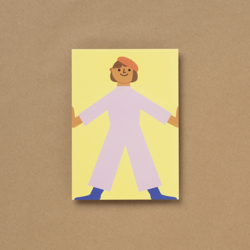 Die von Susann Stefanizen gestaltete Postkarte, mit dem Titel "Happy Kids XII" ist in der Draufsicht zu sehen. Es ist ein Mädchen mit einem langen hellrosa farbigen Overall und dunkelblauen, langen Socken an, zu sehen. Sie hat eine orangefarbige Baskenmütze auf dem Kopf und ihre Haare trägt sie als Bob geschnitten, mit einem Pony. Der Hintergrund ist gelb eingefärbt.
